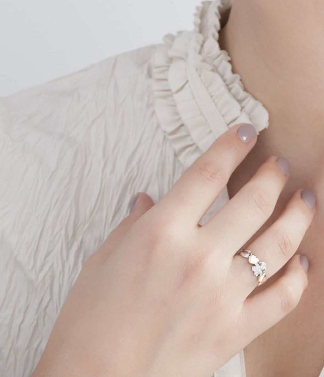 Anello I Preziosi con sagoma bimba in oro bianco e diamanti