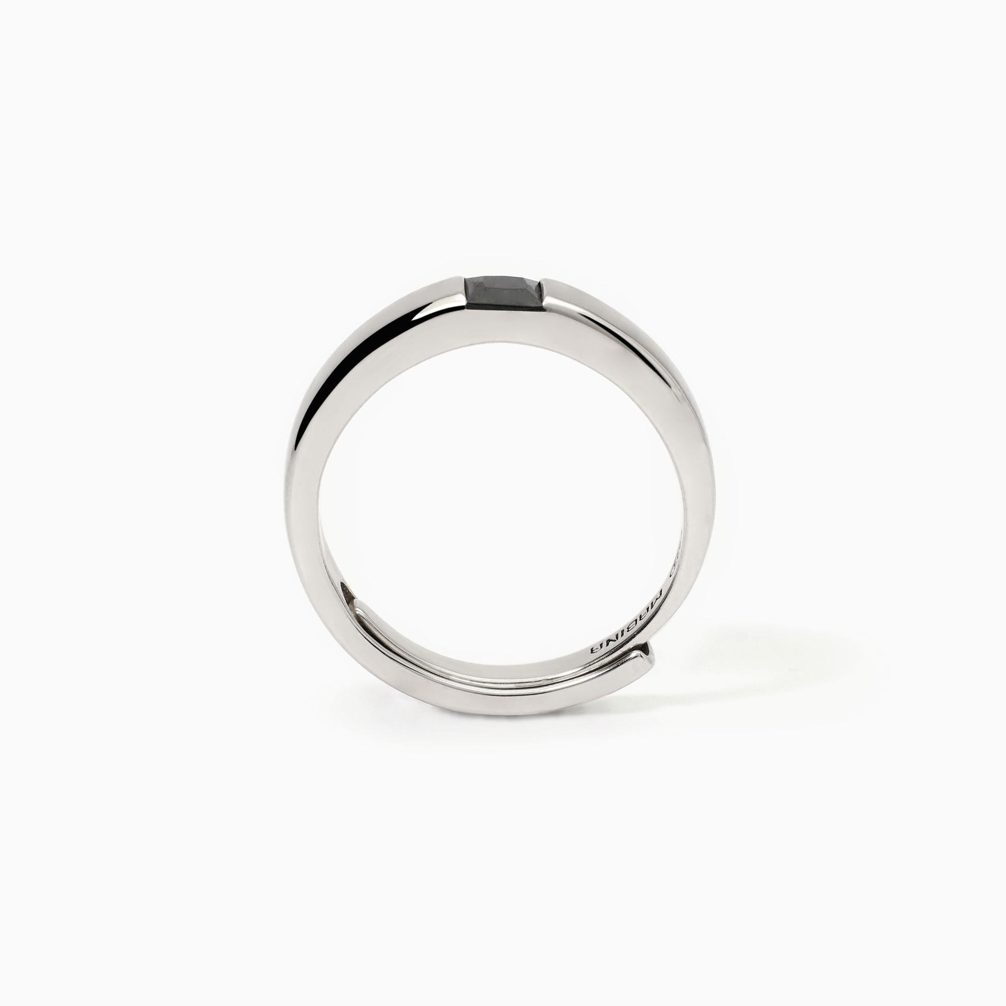 Anello uomo in argento con zircone neroIconico