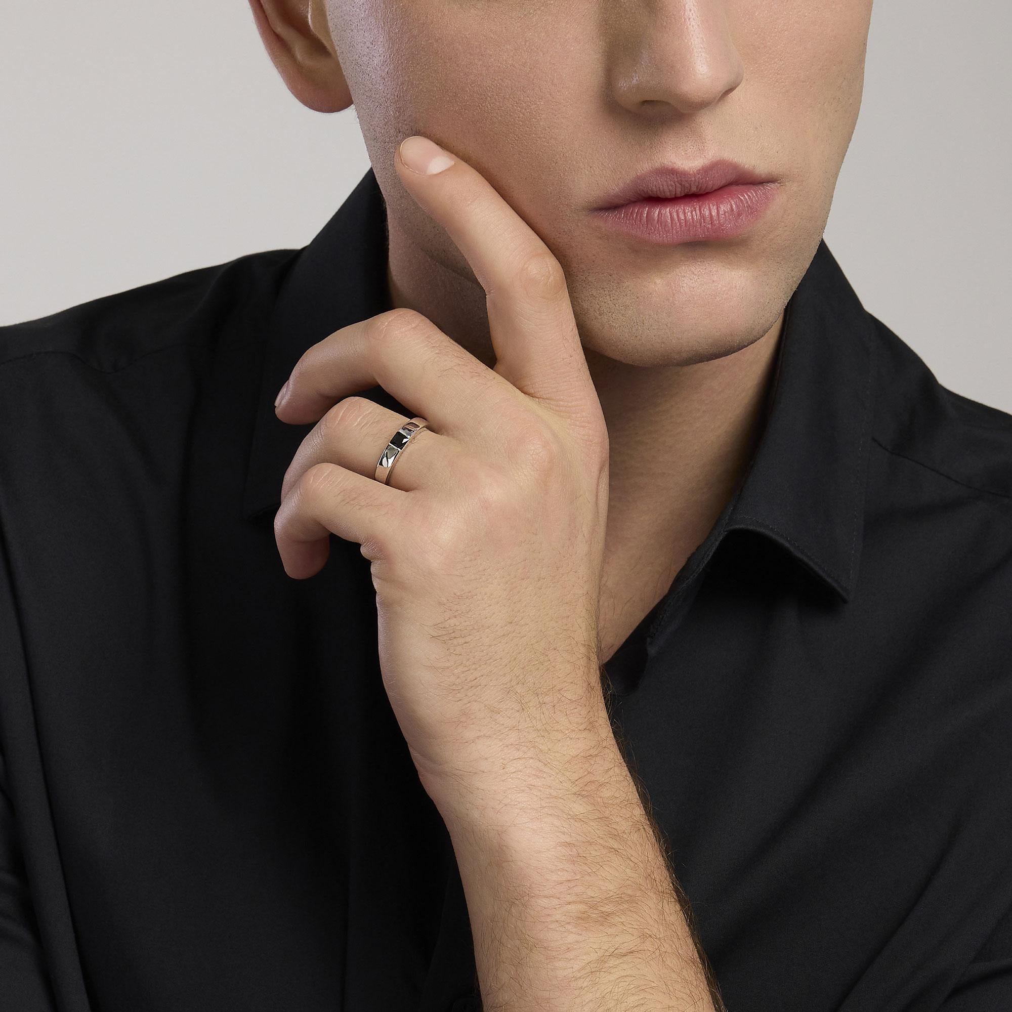 Anello uomo in argento con zircone neroIconico