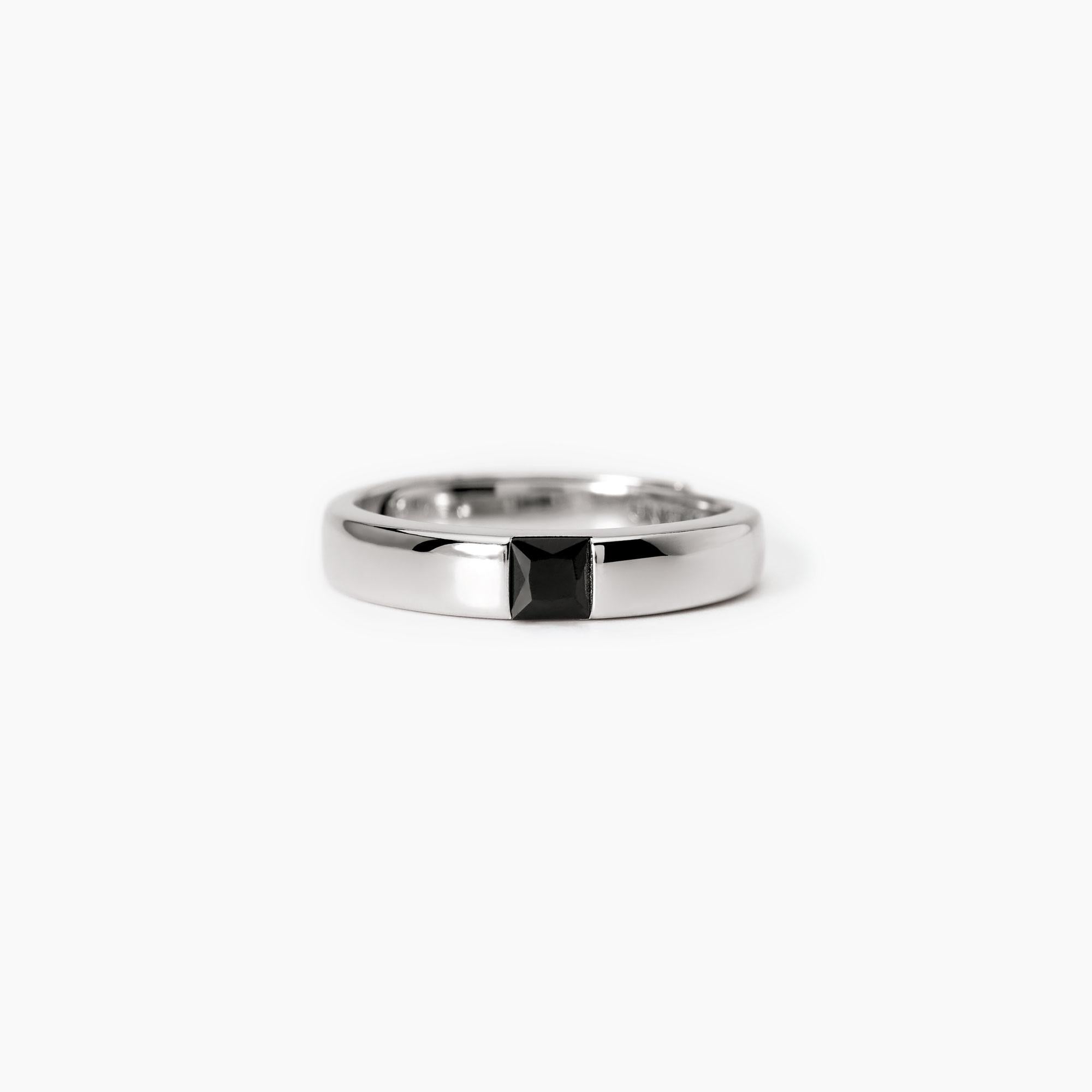 Anello uomo in argento con zircone neroIconico