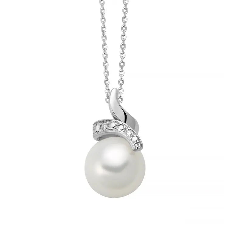 Collana Miluna  con perla Oriente bottone e lavorazione in oro bianco 375 e diamanti