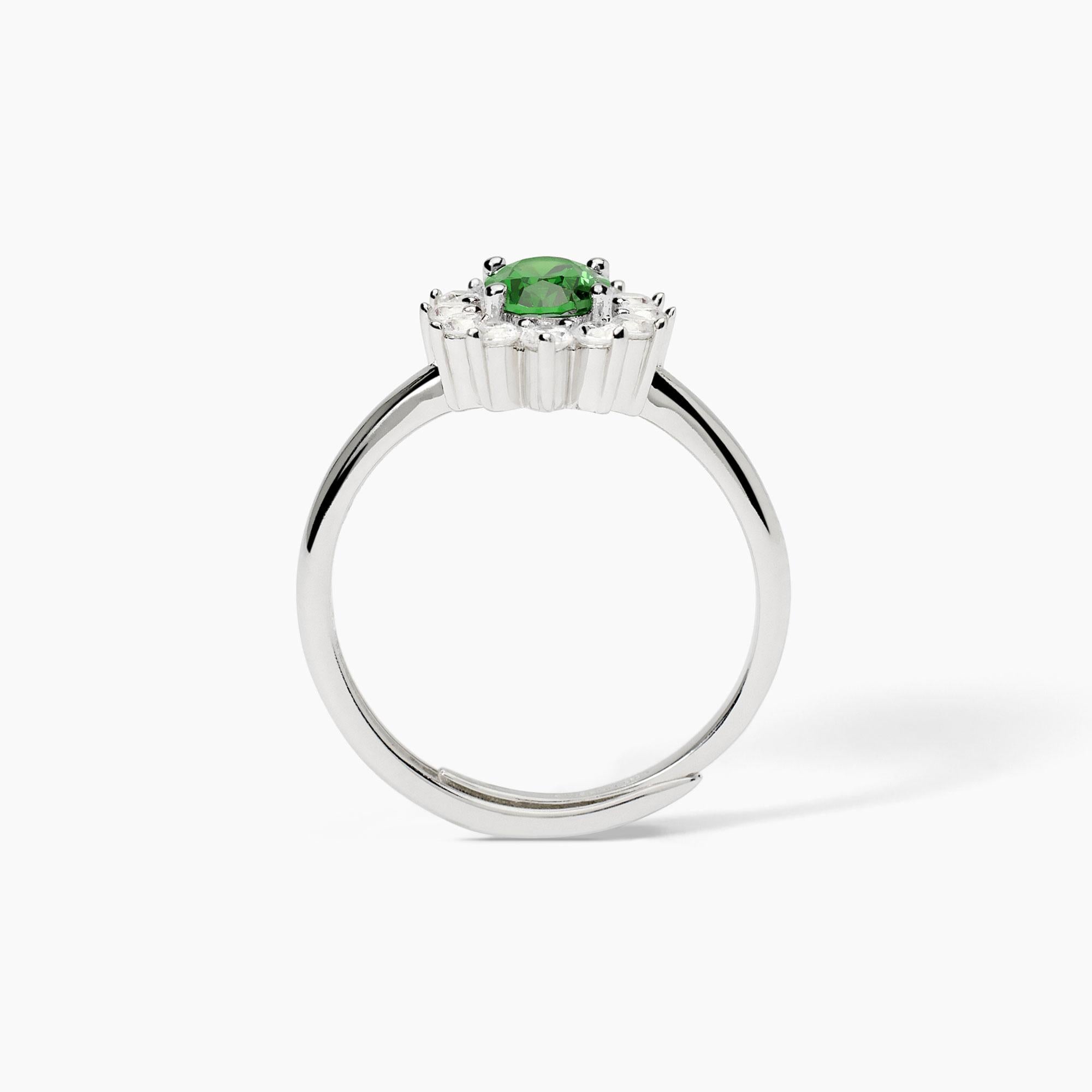 Anello in argento con smeraldo sintetico ovale