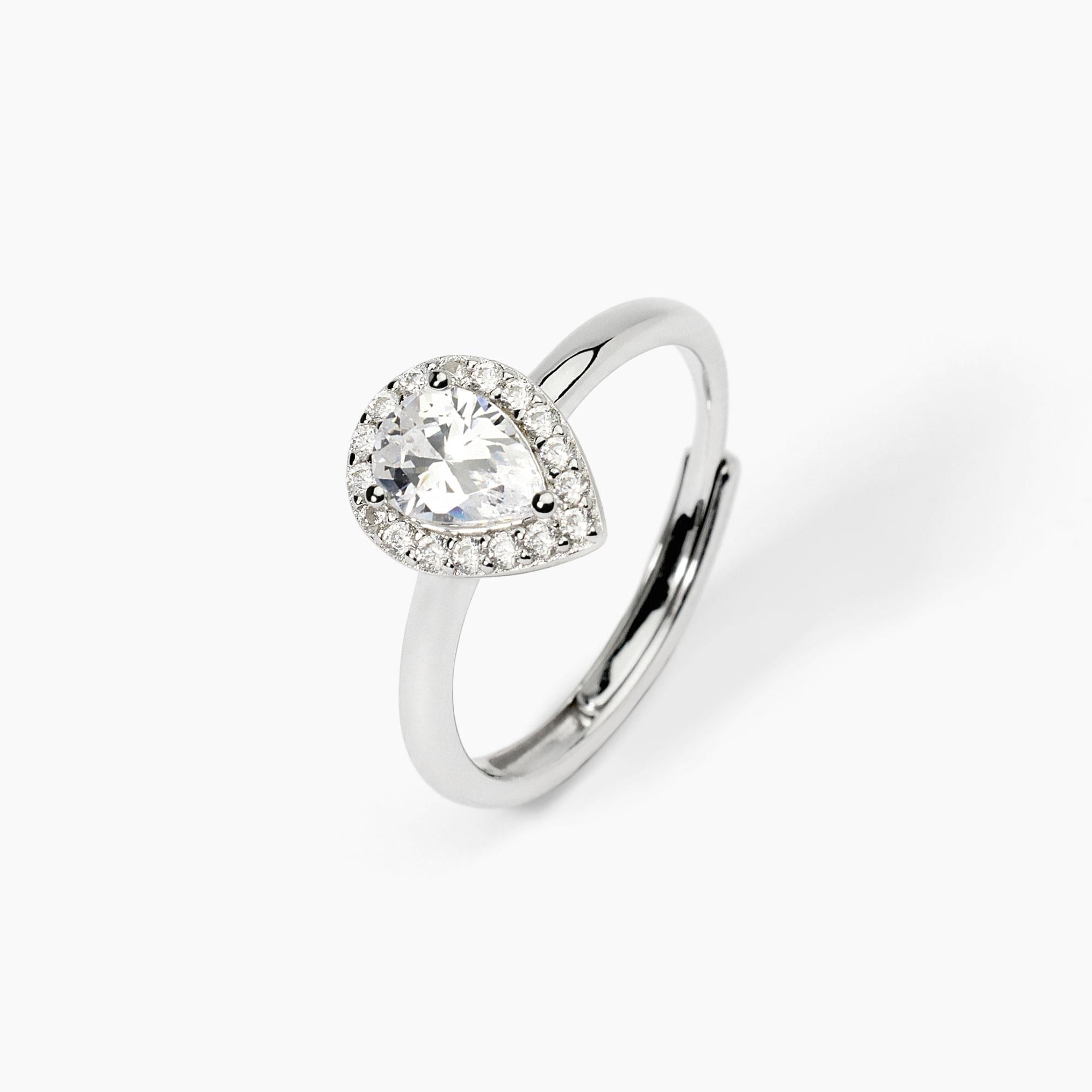 Anello in argento con zirconi bianchi