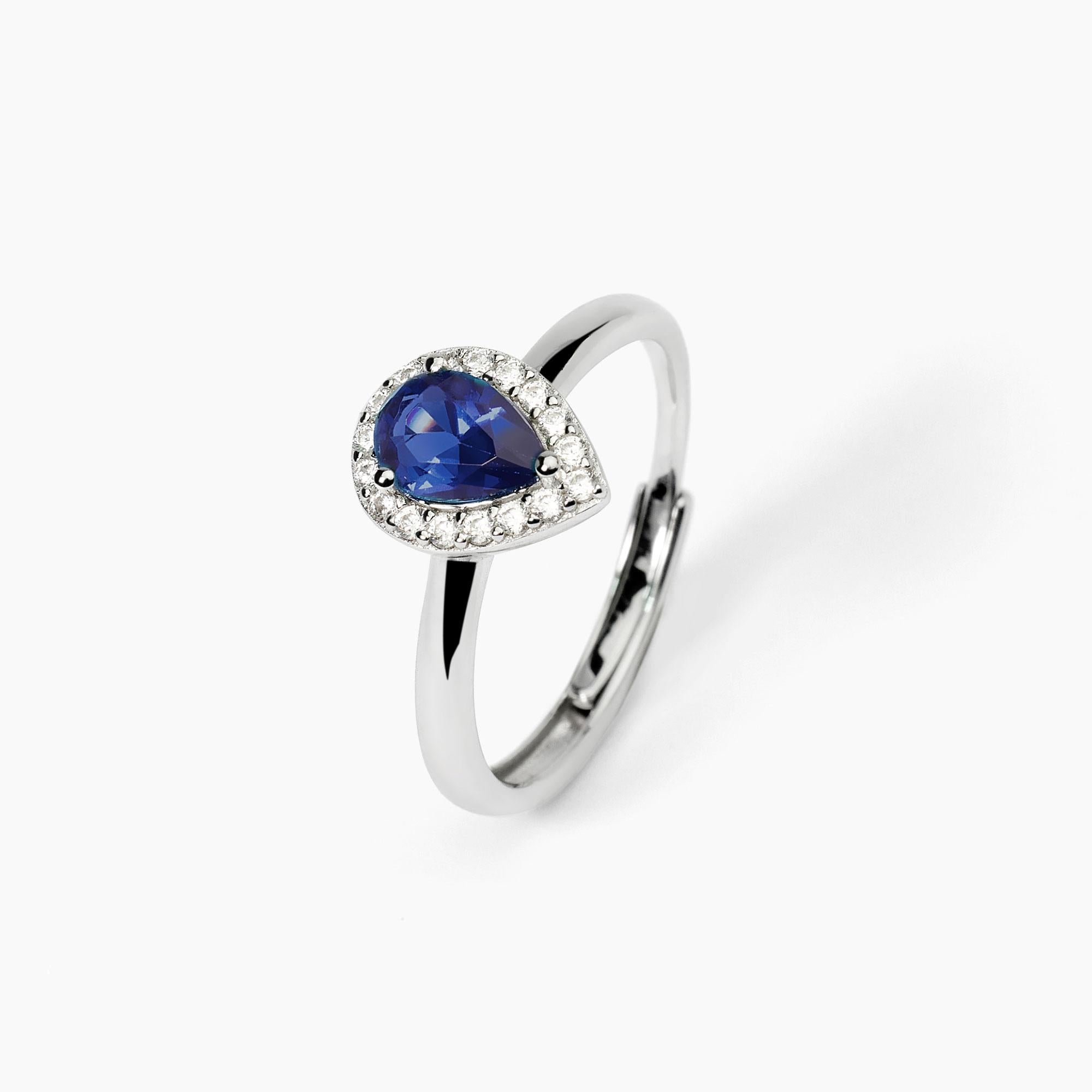 Anello in argento con zaffiro sintetico