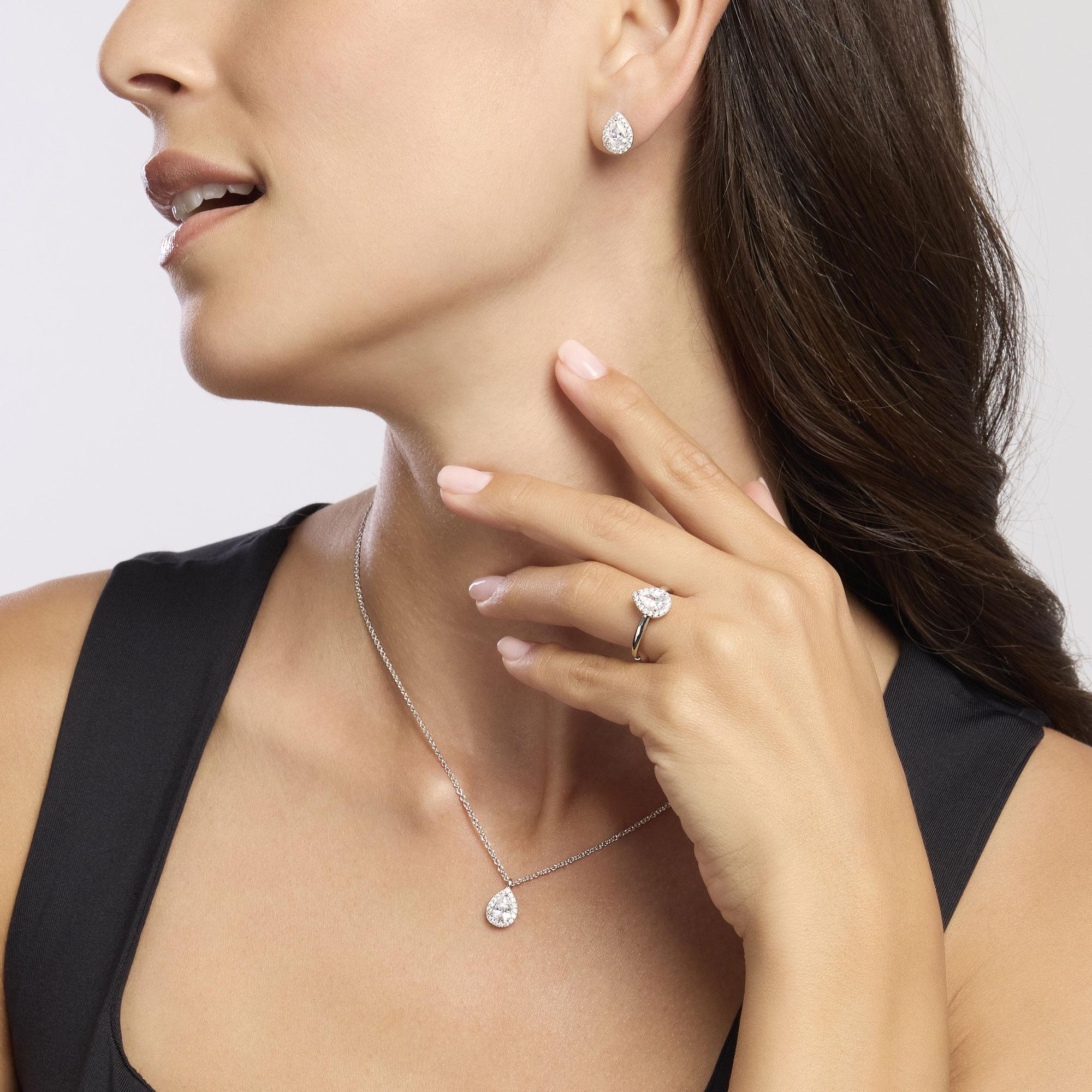 Anello in argento con zirconi bianchi