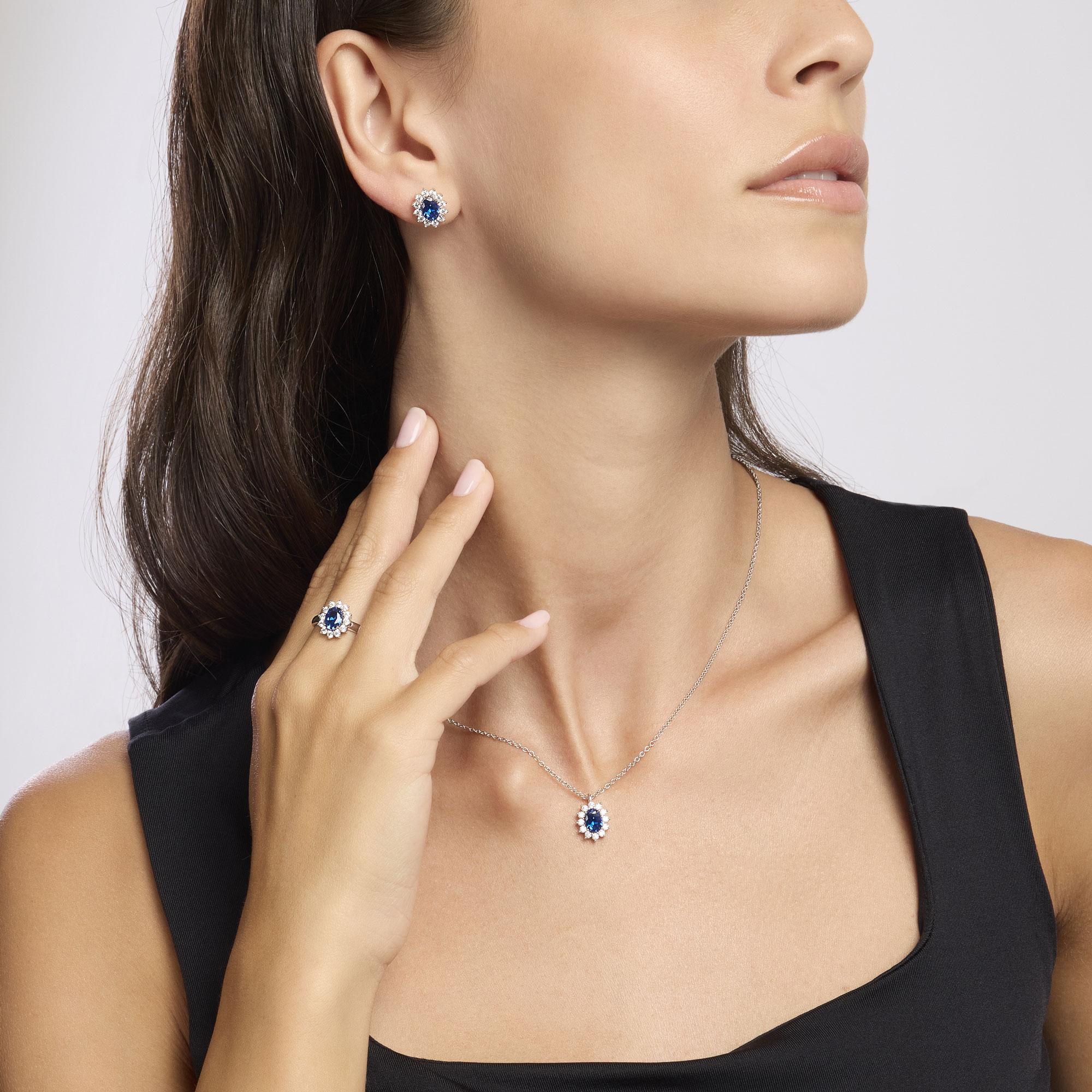 Anello in argento con zaffiro sintetico ovale