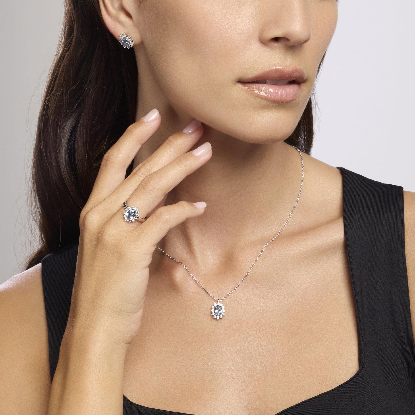 Anello in argento con acquamarina sintetica ovale