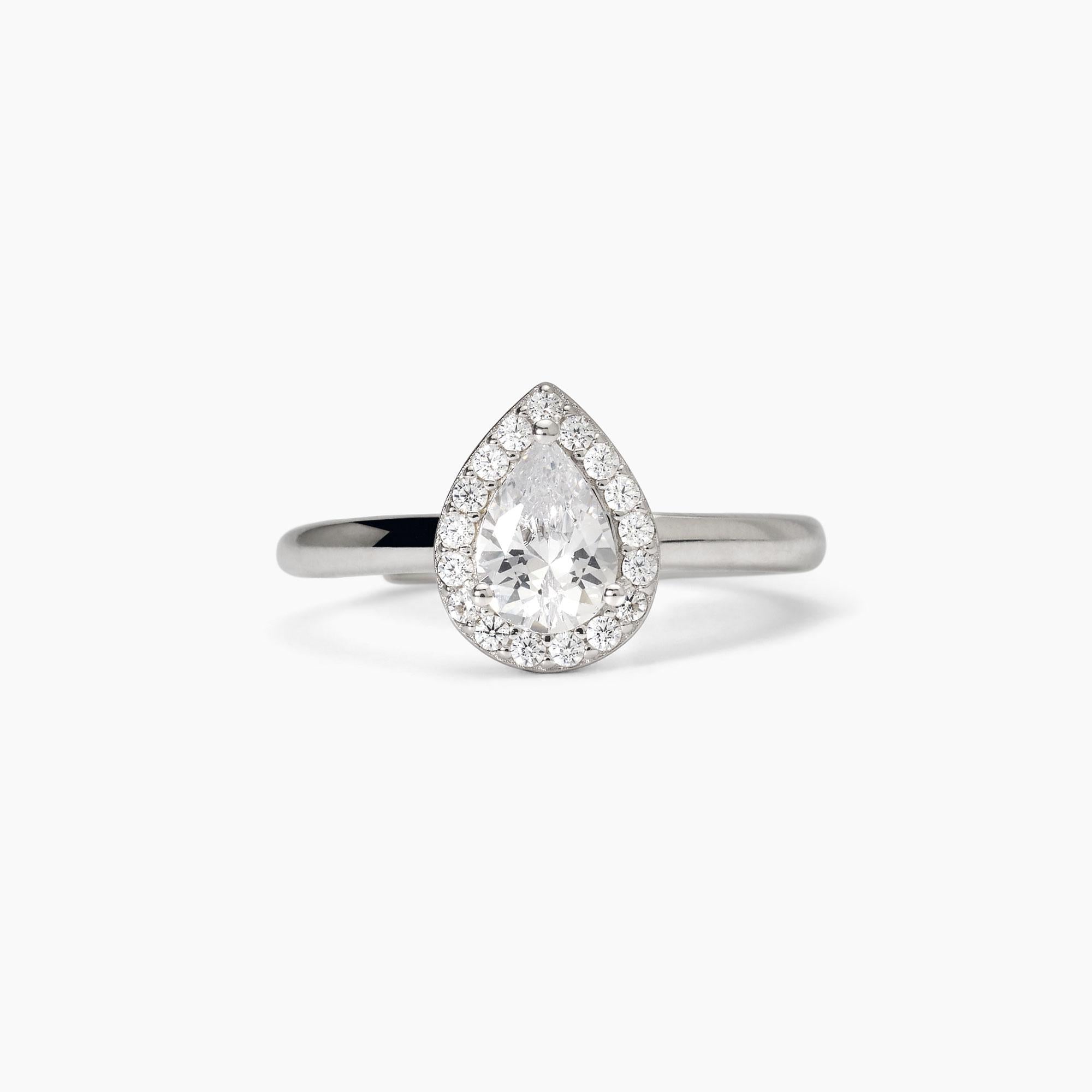 Anello in argento con zirconi bianchi
