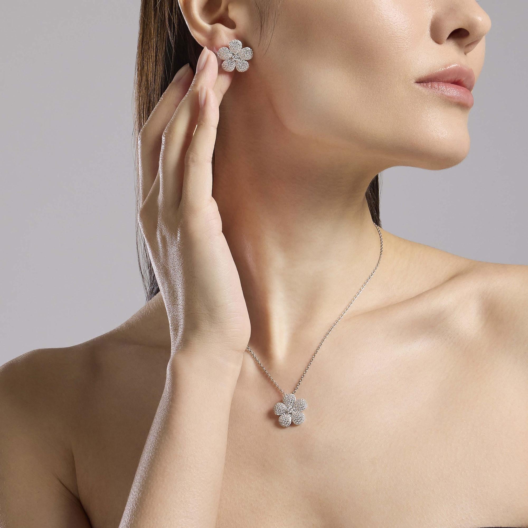 Girocollo in argento con fiore in zirconi